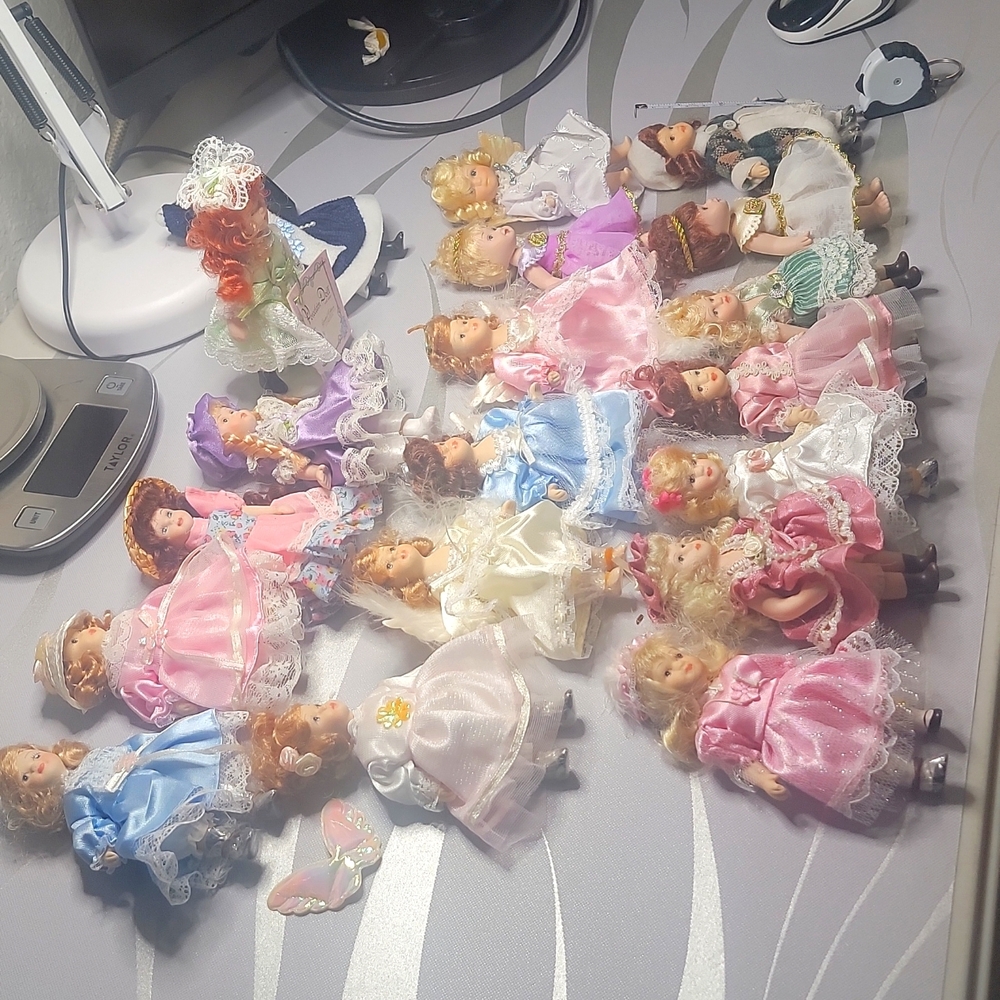 VTG.Small Porcelain Dolls lot of 19 Beautiful Old Fashioned Vintage 5 Inches.